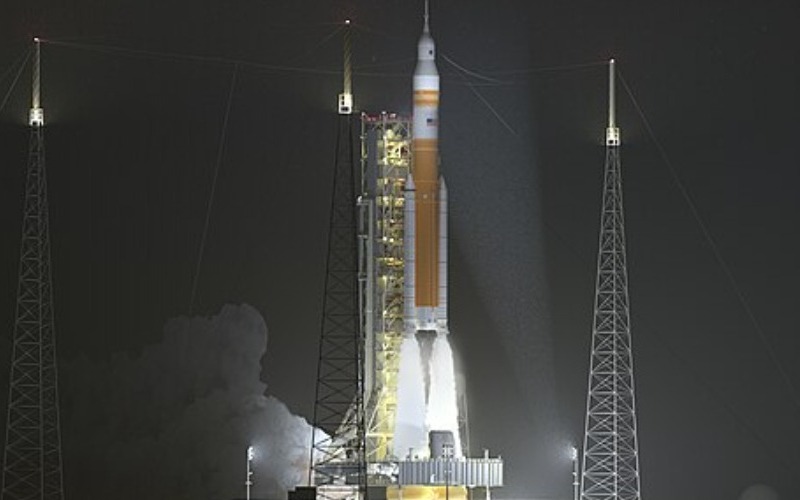 nasas_evolved_sls_block_1b_crew_rocket_-_night_launch_b1b_crew_night_launch-e01b18.jpg