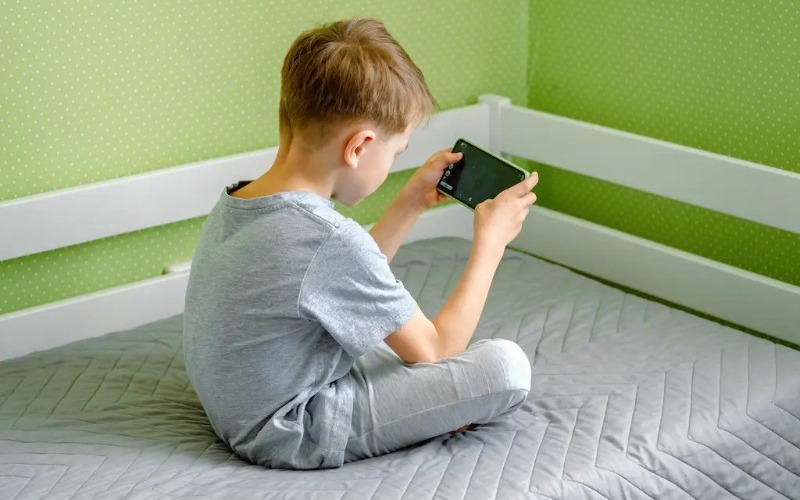nino-preescolar-generacion-z-sienta-cama-juega-juego-movil-ninos-tecnologia-af034d.jpg