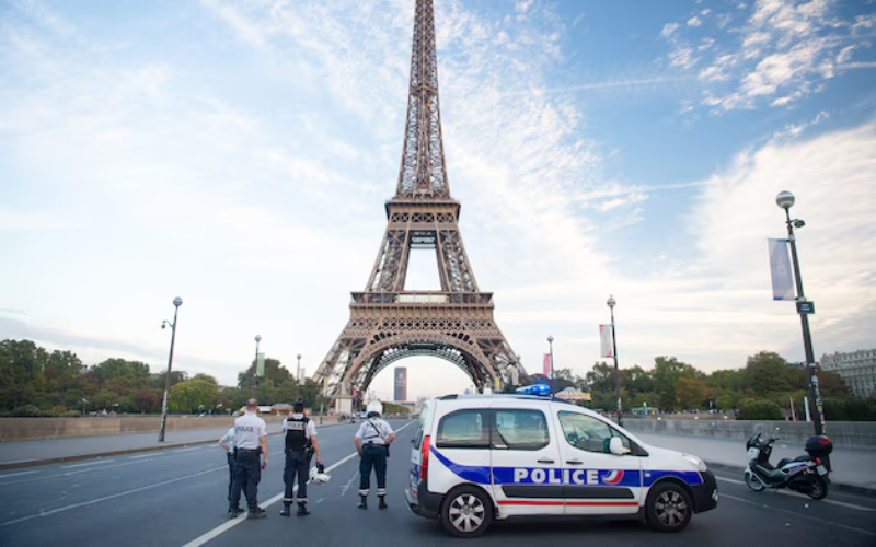 paris-francia-29-septiembre-2017-barricada-fondo-torre-eiffel-agentes-policia-transporte-patrulla-coche-policia-moto-bloqueo-carretera-seguridad-puesto-control-trafico-ciudad-bloqueada_474717-3108-5ab3c2.avif