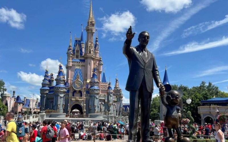 parquedisney-c909f6.jpg
