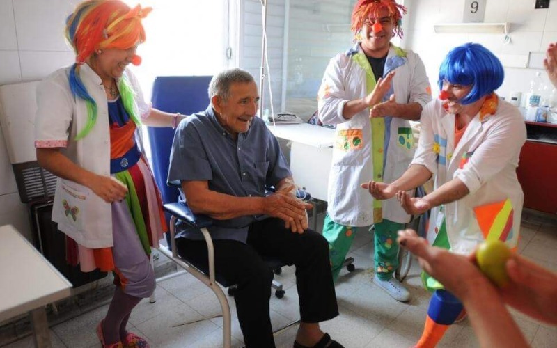 persona-mayor-con-payasos-aacccb.jpg