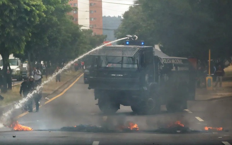 policia-hondurena-usa-canones-de-agua-para-dispersar-protesta-de-militantes-oficialistas-40ad04.jpg