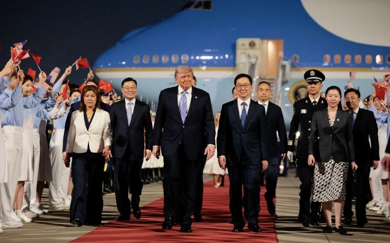 presidente-estadounidense-donald-trump-camina-junto-vicepresidente-chino-han-zheng-ceremonia-llegada-aeropuerto-internacional-capital-pekin-pekin-chin_69-6a16b8.jpg