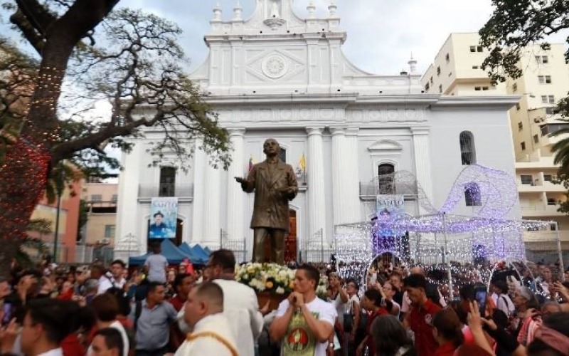 procesion-fdda4d.jpg