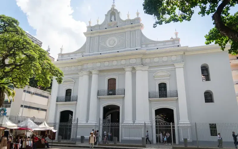 recorrido-por-la-plaza-la-candelaria-y-persona-de-tercera-edad-5-.jpg-6c4a63.webp