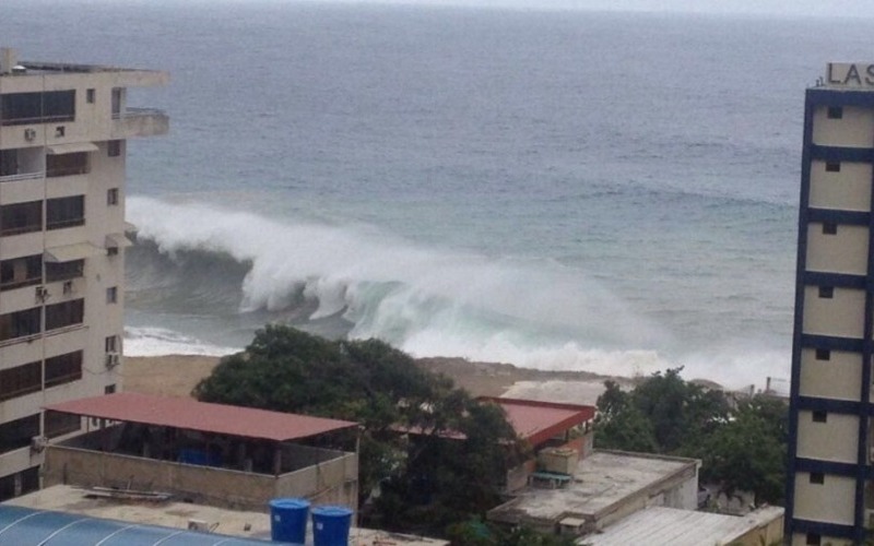 reportan-fuerte-oleaje-en-la-guaira-este-sabado-136369-a3e991.jpg