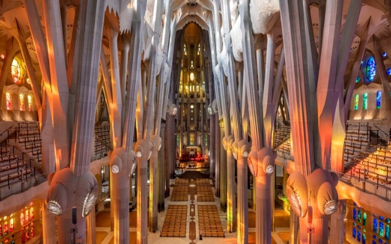 sagrada-familia-de-antoni-gaudi-interior-1-3fce73.jpeg