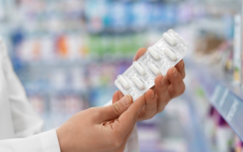side-view-pharmacist-work-1a310f.jpg