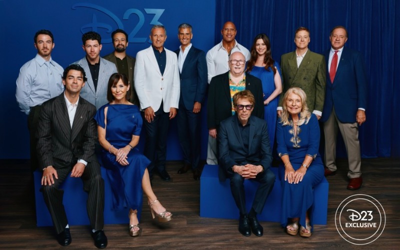 thetitle.mxentretenimientoanne-hathaway-dwayne-johnson-y-los-jonas-brothers-ya-son-leyendas-de-disney-b943f2.jpg