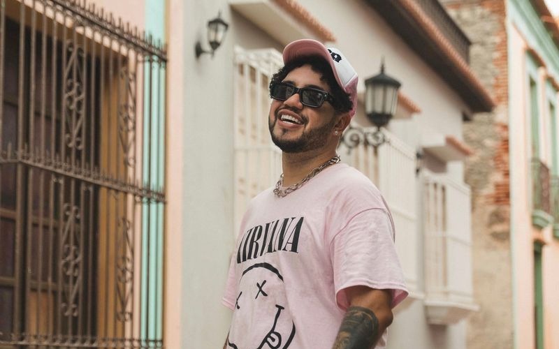 Reggi ‘El Autentico’ estrena su nuevo sencillo "En el mar te ves mejor"