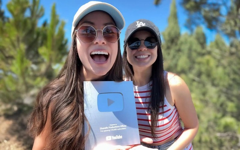 Michelle Deniesse y Shana Pilonieta reciben el YouTube Creator Award por 100,000 suscriptores