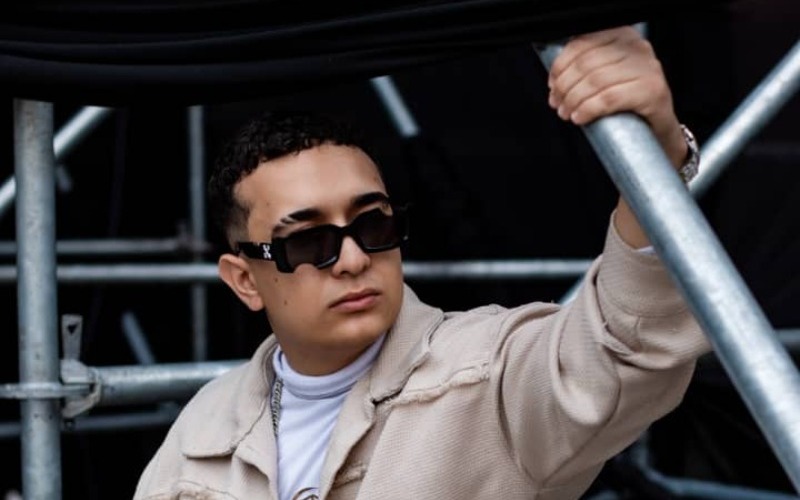 Abraham Miery  presentó su nueva propuesta musical “Mesero”