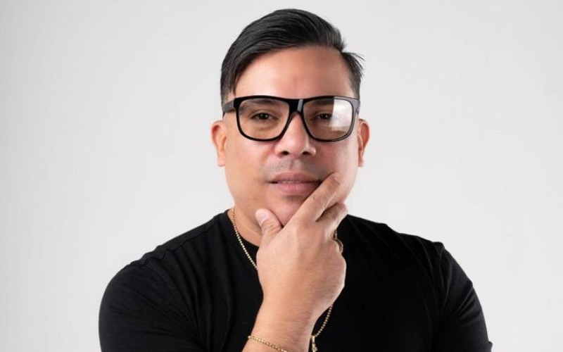 DJ salsero venezolano Carlitos Bronco celebra su consolidado legado de premios y éxitos globales