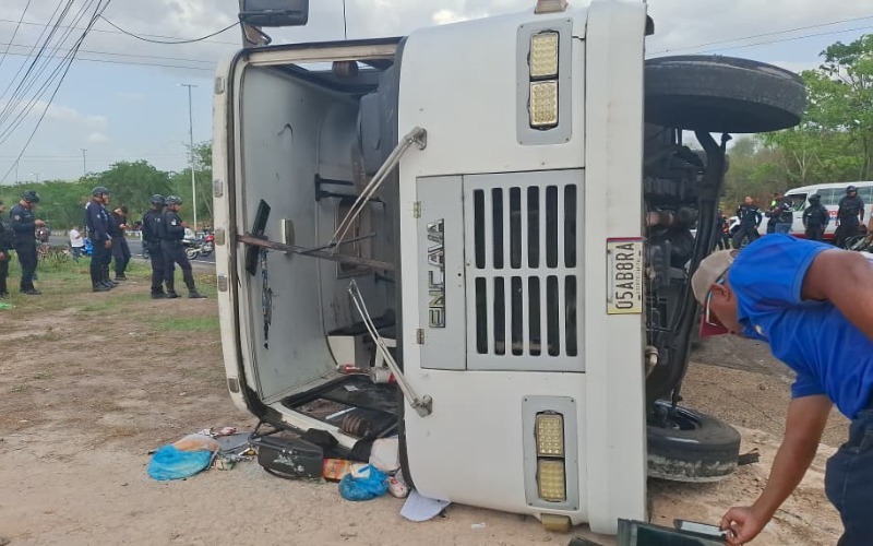 Un fallecido y 32 heridos tras volcarse transporte público en la Avenida Guayana