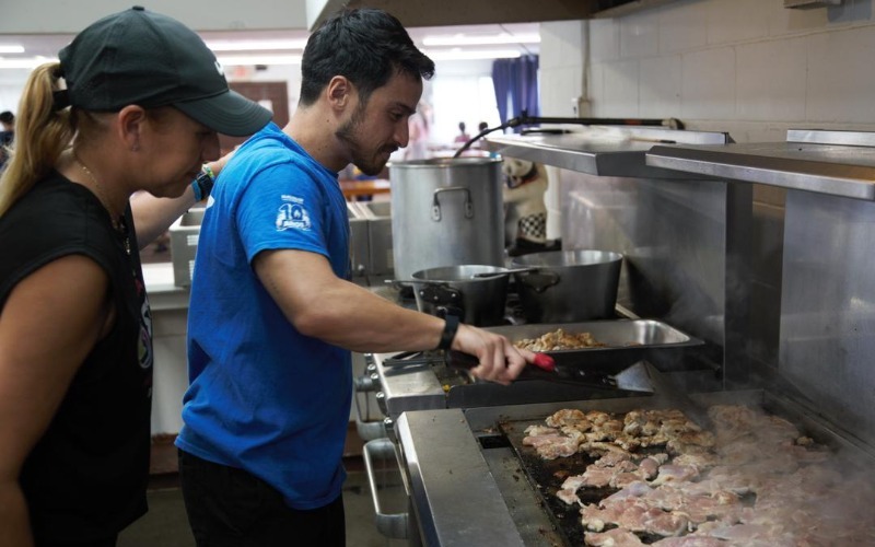 Diez años de sazón: King Sam Chang, el chef venezolano que transforma la nutrición infantil en EE. UU.