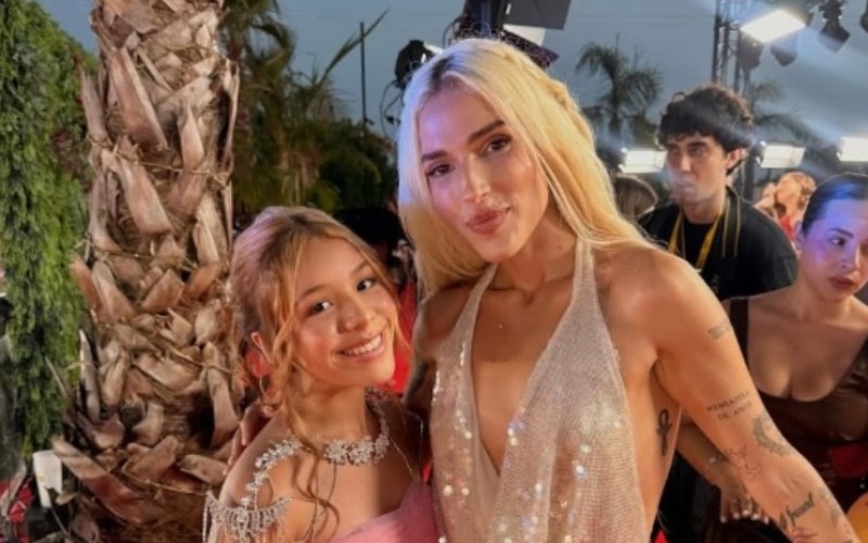 Cantante venezolana Anny deslumbró en la alfombra roja de los Premios Juventud 2026